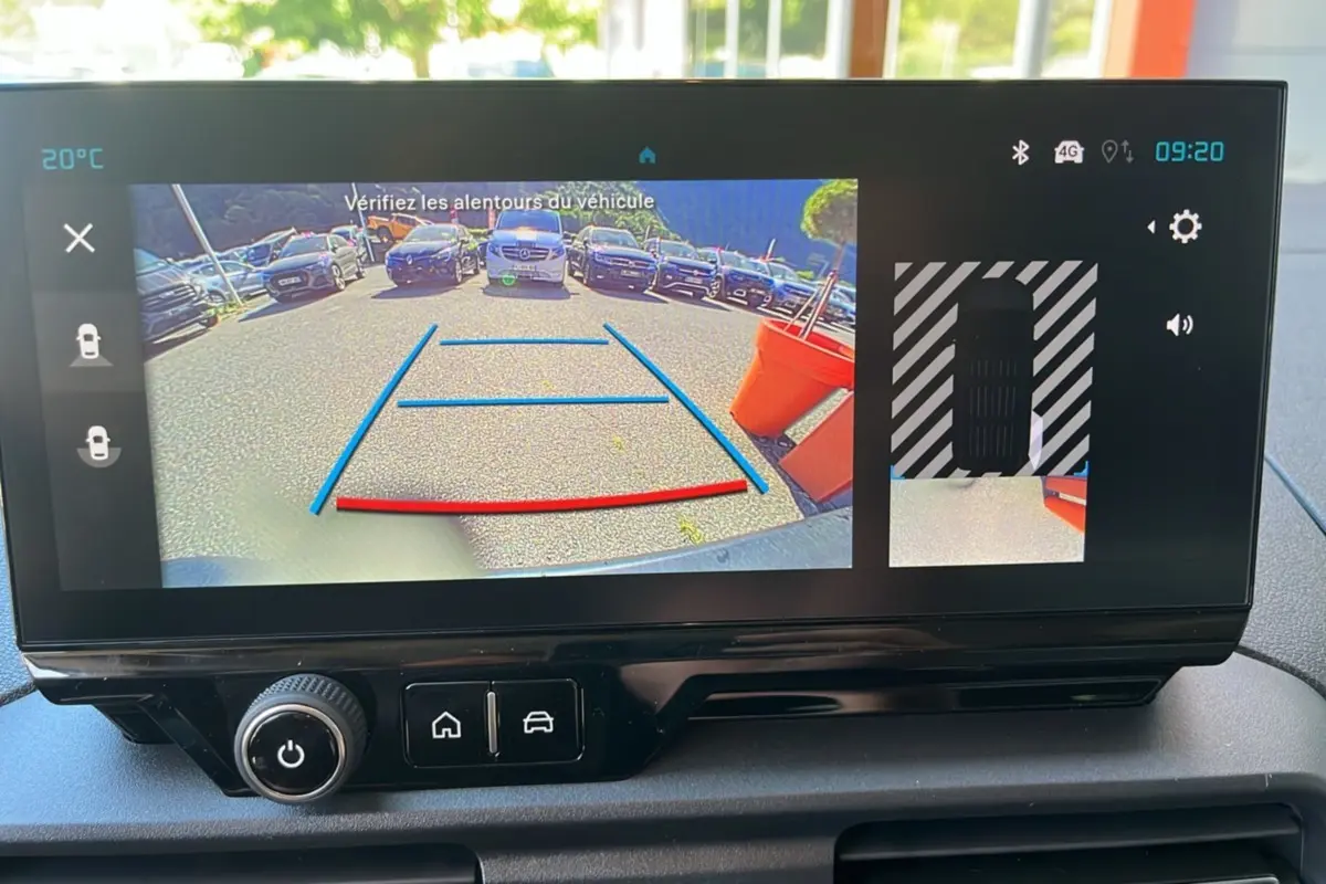 Écran de caméra de recul du Citroën Berlingo gris Artense montrant l’arrière avec lignes de guidage bleues et rouges.