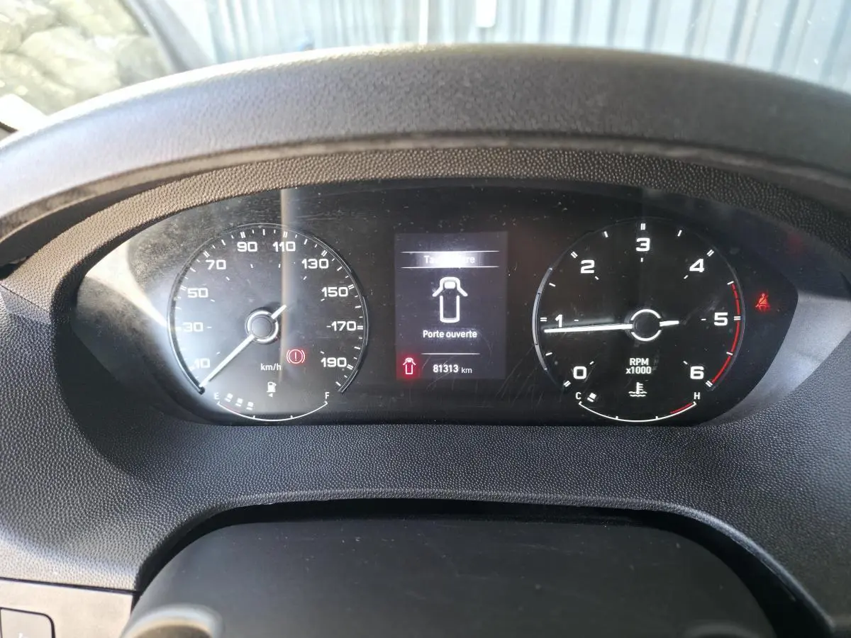 Vue rapprochée du tableau de bord du Fiat Ducato Fourgon blanc, affichant compteur de vitesse et compte-tours.