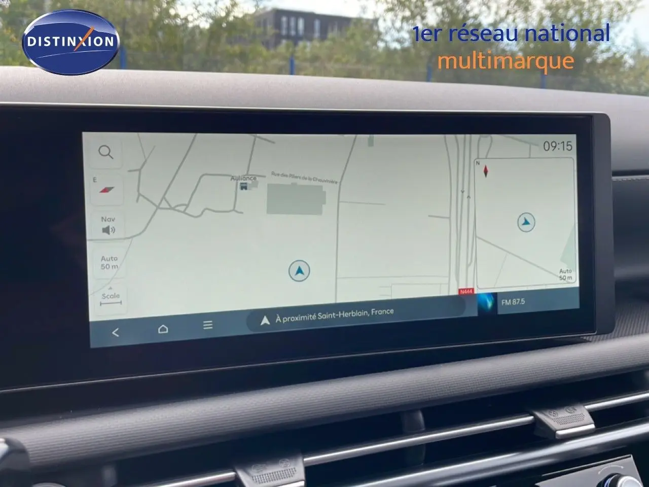 Écran tactile de navigation intérieur du Hyundai Tucson 2026, affichant une carte et des commandes digitales.