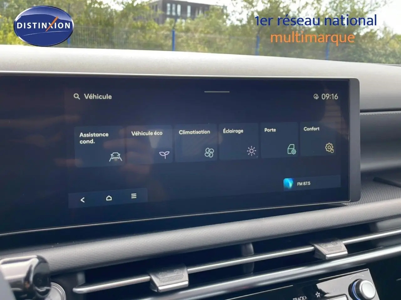 Écran tactile central intérieur du Hyundai Tucson blanc, affichant les réglages du véhicule et de confort.