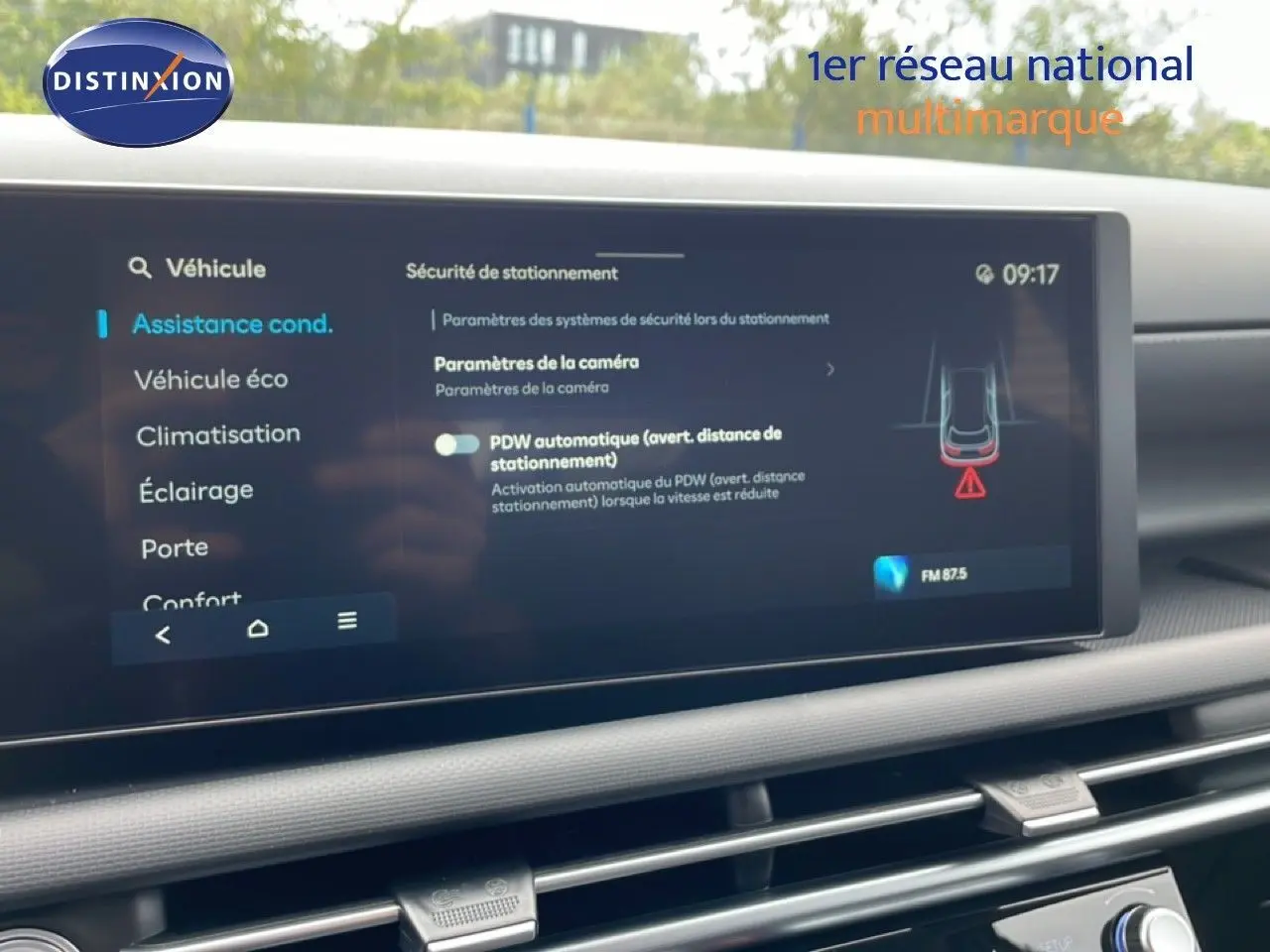 Écran tactile intérieur du Hyundai Tucson 2026 montrant le menu d'assistance à la conduite, avec tableau de bord noir.