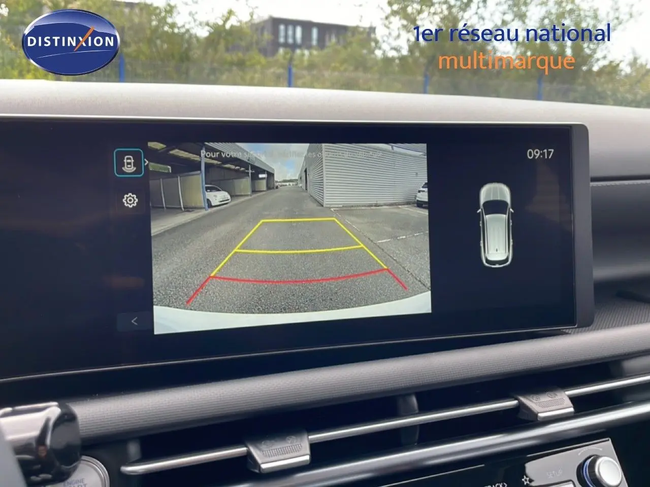 Écran intérieur affichant la caméra de recul du Hyundai Tucson blanc Atlas, vue arrière avec guidage coloré.