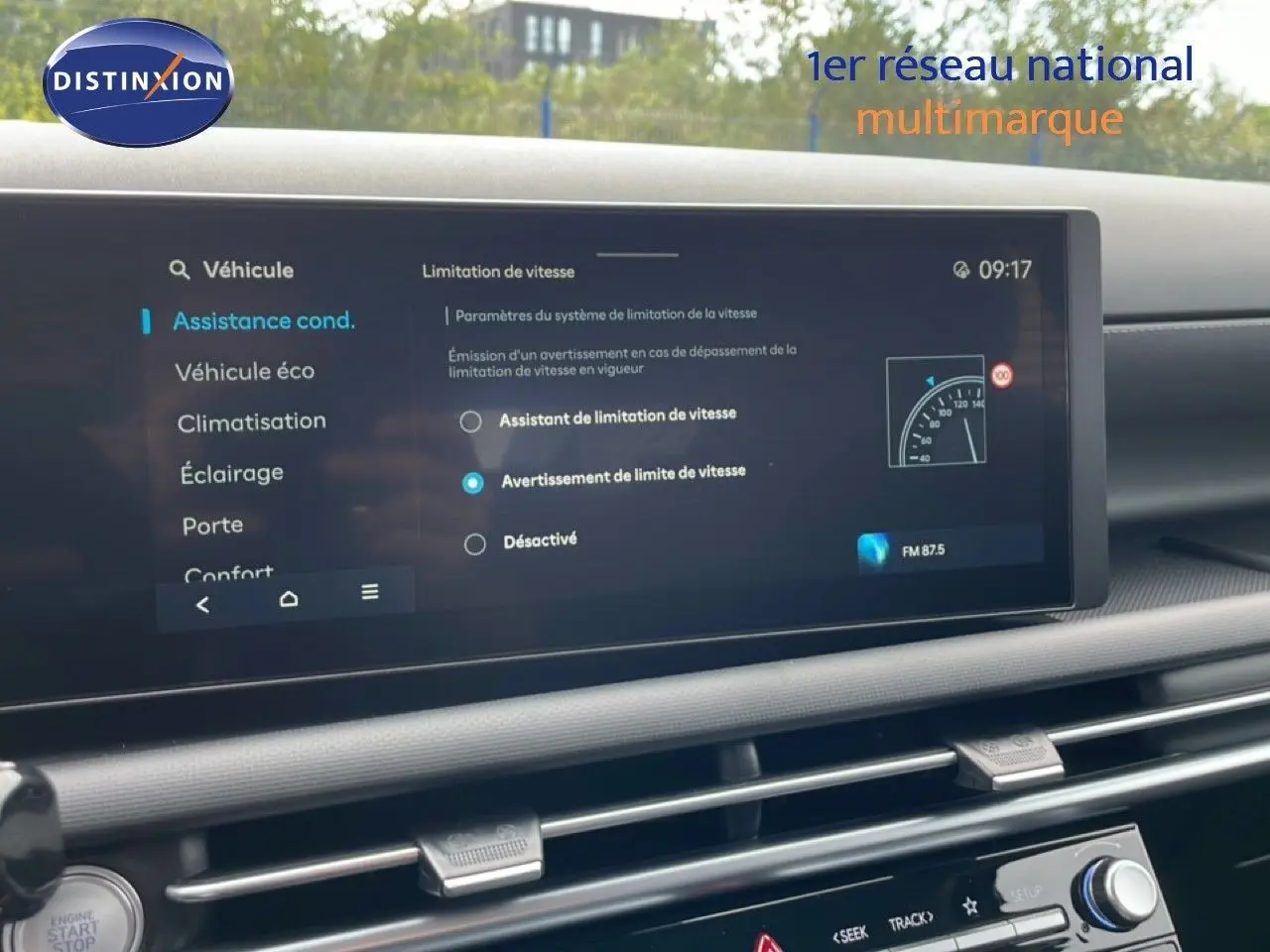 Écran central tactile du Hyundai Tucson 2026 affichant les options d'assistance à la conduite, intérieur noir.