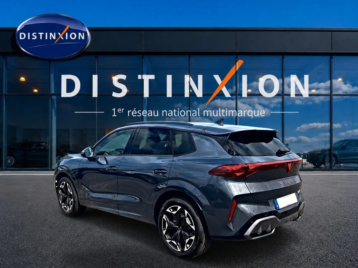 Vue 3/4 arrière droite d'un CUPRA TERRAMAR gris Timanfaya avec jantes 19 pouces et feux arrière LED distinctifs.