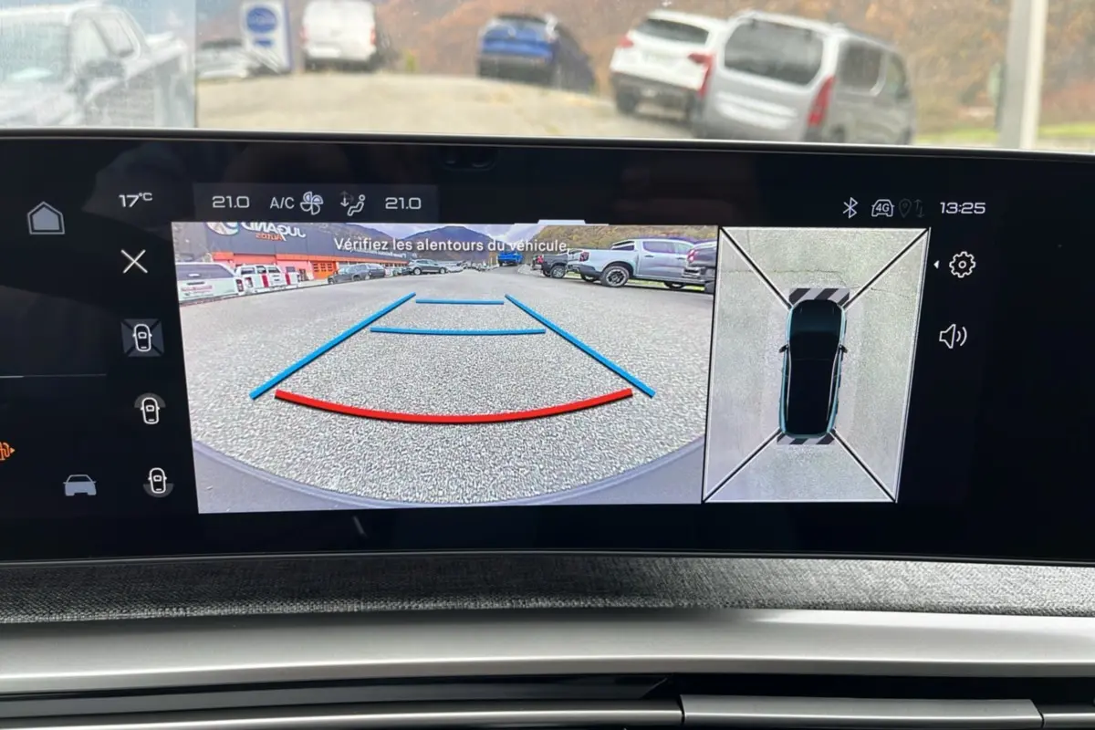Écran multimédia du Peugeot 3008 Hybrid 145 GT Alcantara affichant la caméra de recul et la vue 360° du véhicule.