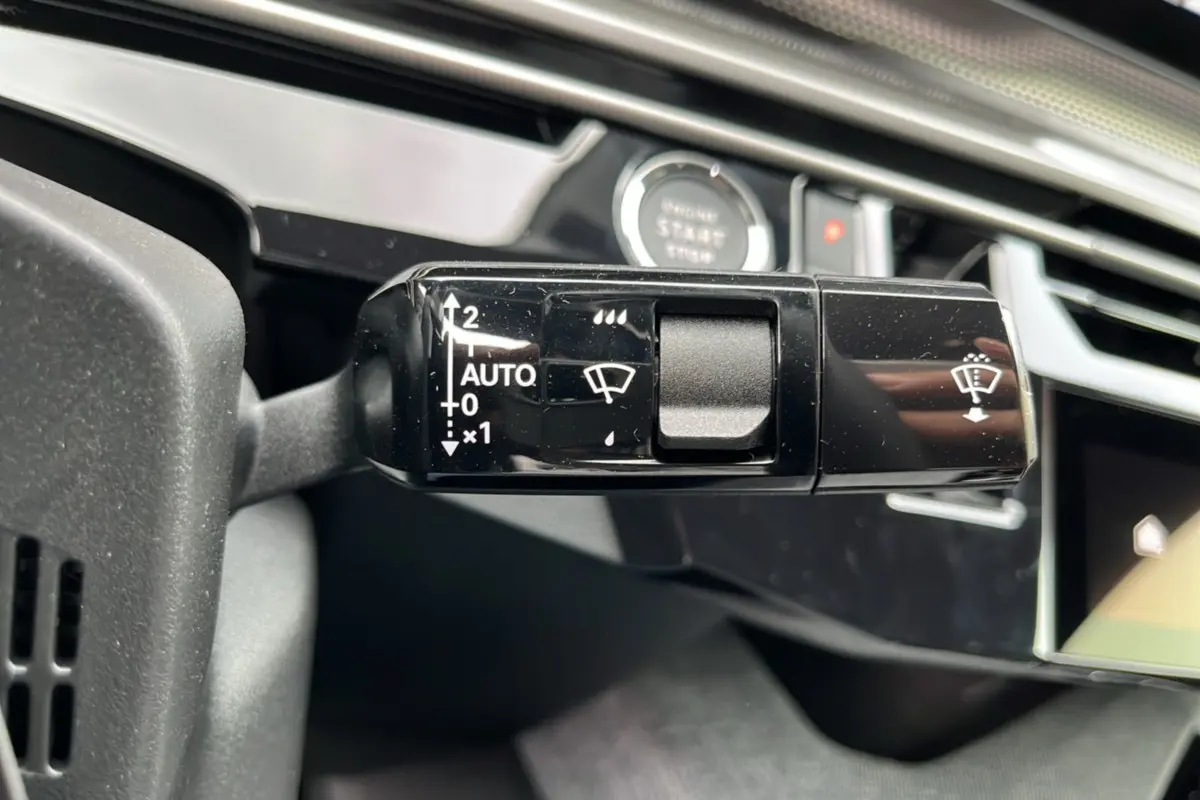 Gros plan sur la commande d'essuie-glace du Peugeot 3008 Hybrid 145 GT Alcantara, intérieur noir brillant.