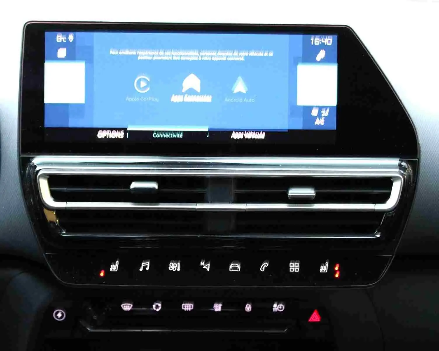 Vue rapprochée de la console centrale avec écran tactile et commandes de climatisation du Citroën C5 Aircross hybride.