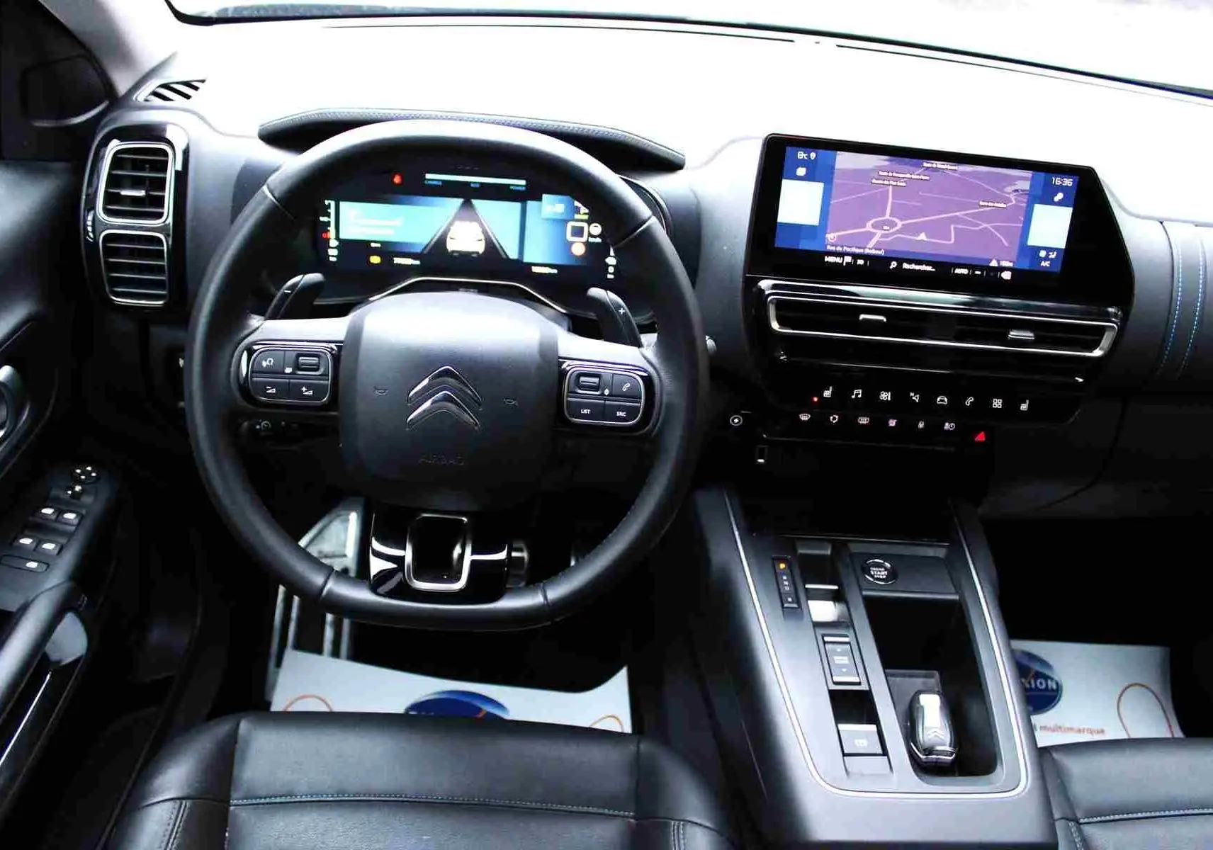 Intérieur du Citroën C5 Aircross hybride rechargeable, vue du poste de conduite avec écran tactile et volant multifonction.
