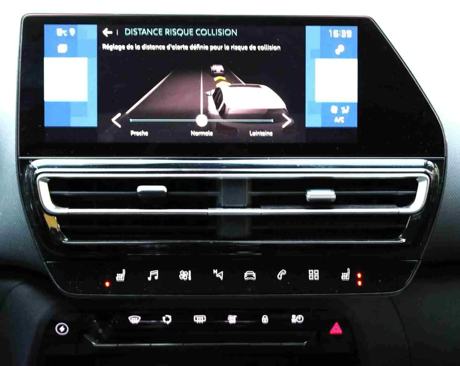 Écran tactile central du tableau de bord du Citroën C5 Aircross hybride, affichant le réglage d'alerte collision.