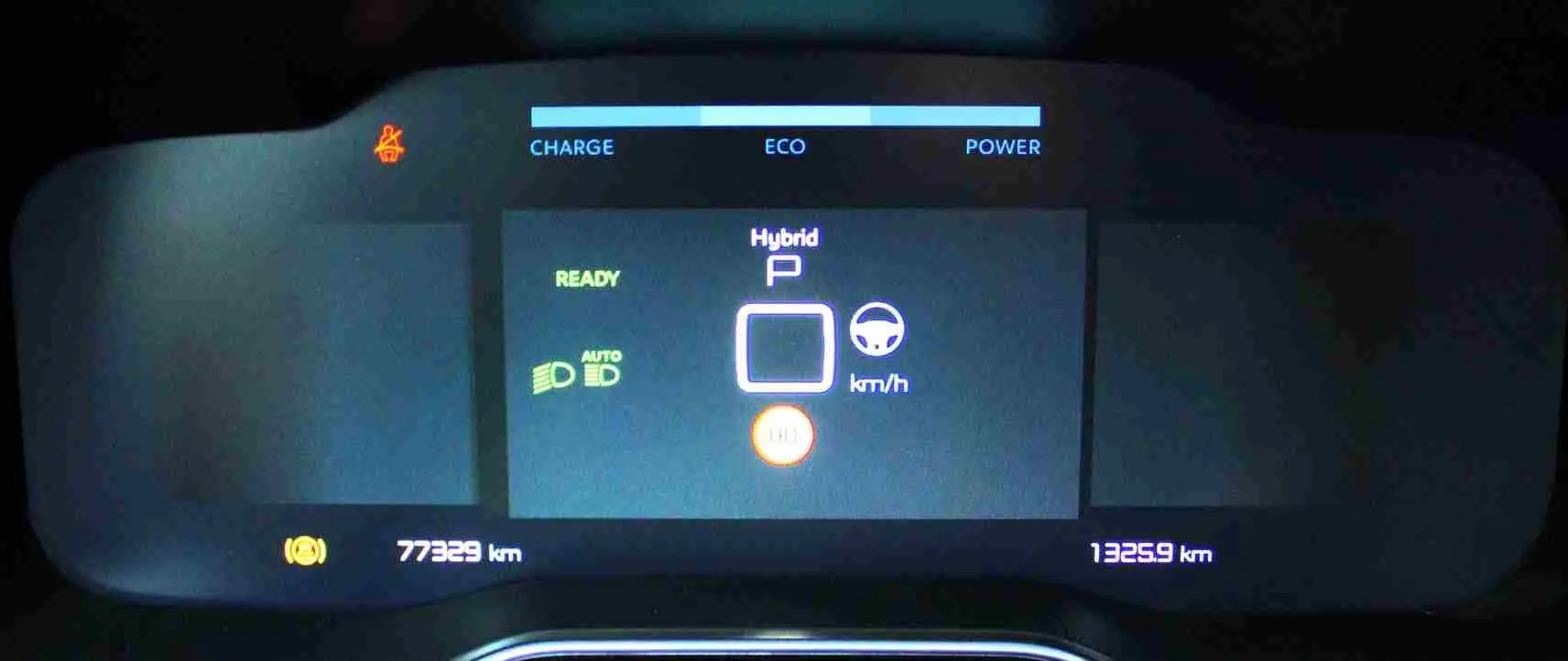 Tableau de bord numérique du Citroën C5 Aircross hybride rechargeable, affichant mode hybride et indicateurs de charge.