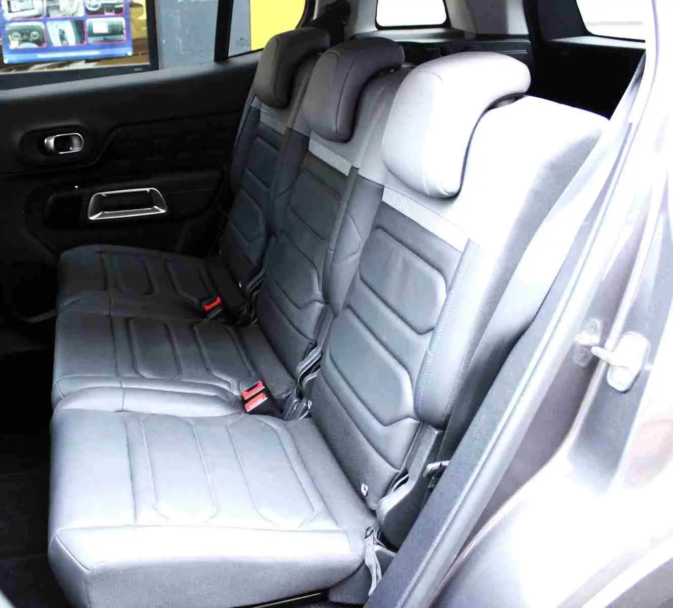 Vue intérieure côté droit sur les sièges arrière en cuir gris du Citroën C5 Aircross hybride rechargeable.