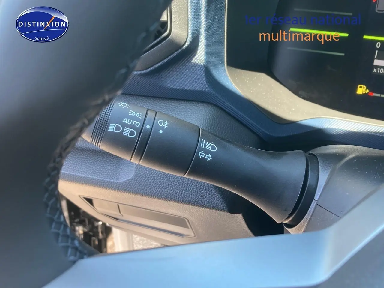 Gros plan sur la manette de commande des phares et clignotants du tableau de bord du Dacia Duster noir 2025.