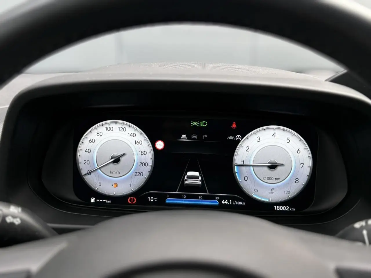 Vue rapprochée du tableau de bord numérique de la Hyundai i20 2025, affichage clair des compteurs et alertes.