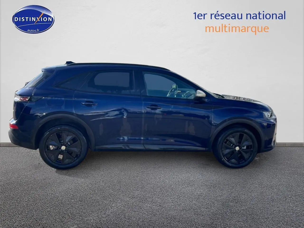 Vue de profil côté gauche d’un DS7 bleu 2026 avec jantes noires et poignées ton carrosserie.