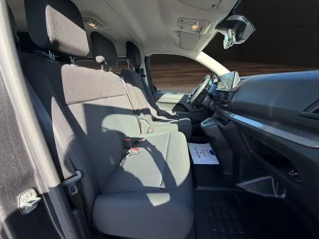 Vue intérieure côté gauche de la cabine approfondie gris titane du Citroën Jumpy 2026, banquette avant 2 places et tableau de bord moderne.