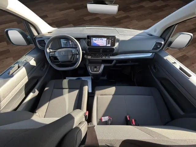 Vue intérieure avant du Citroën Jumpy gris titane 2026, avec tableau de bord moderne et écran tactile central.