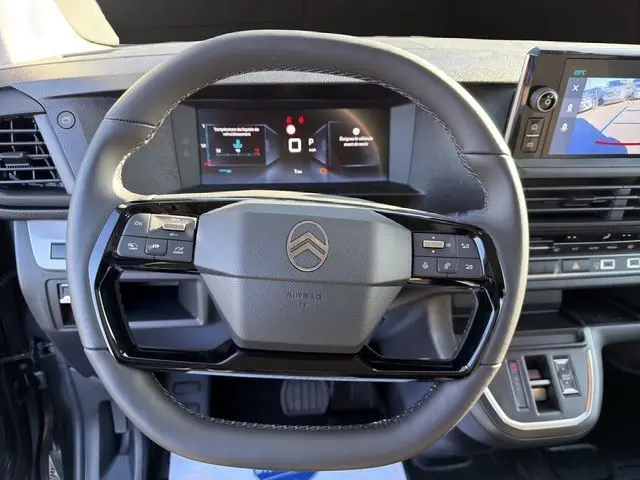Vue rapprochée du volant noir de la Citroën Jumpy 2026 avec tableau de bord digital et écran tactile latéral.