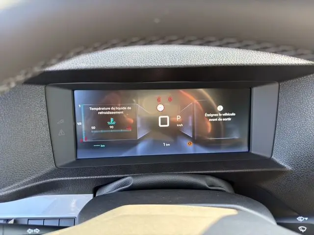 Tableau de bord numérique du Citroën Jumpy gris titane, affichant la température du liquide de refroidissement et alertes.