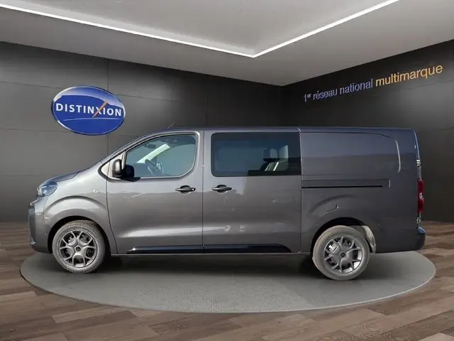 Vue latérale droite d’un Citroën Jumpy gris titane 2026, avec porte latérale coulissante et jantes alliage distinctives.