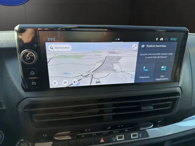 Écran tactile central du tableau de bord du Citroën Jumpy gris titane, affichant la navigation GPS et les options multimédia.