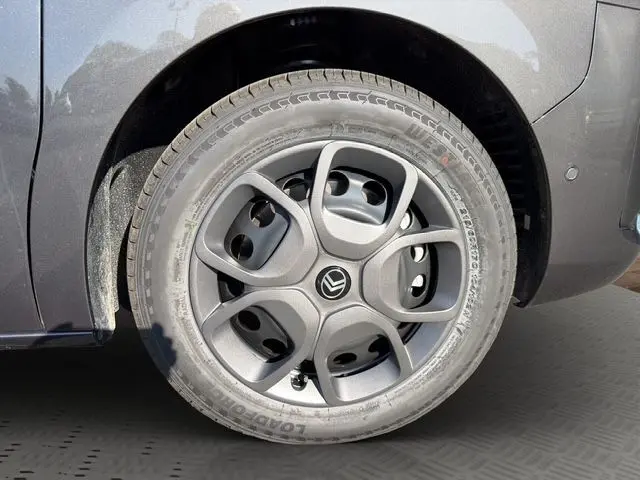 Gros plan sur la roue avant droite gris titane du Citroën Jumpy avec jante au design moderne et logo central visible.