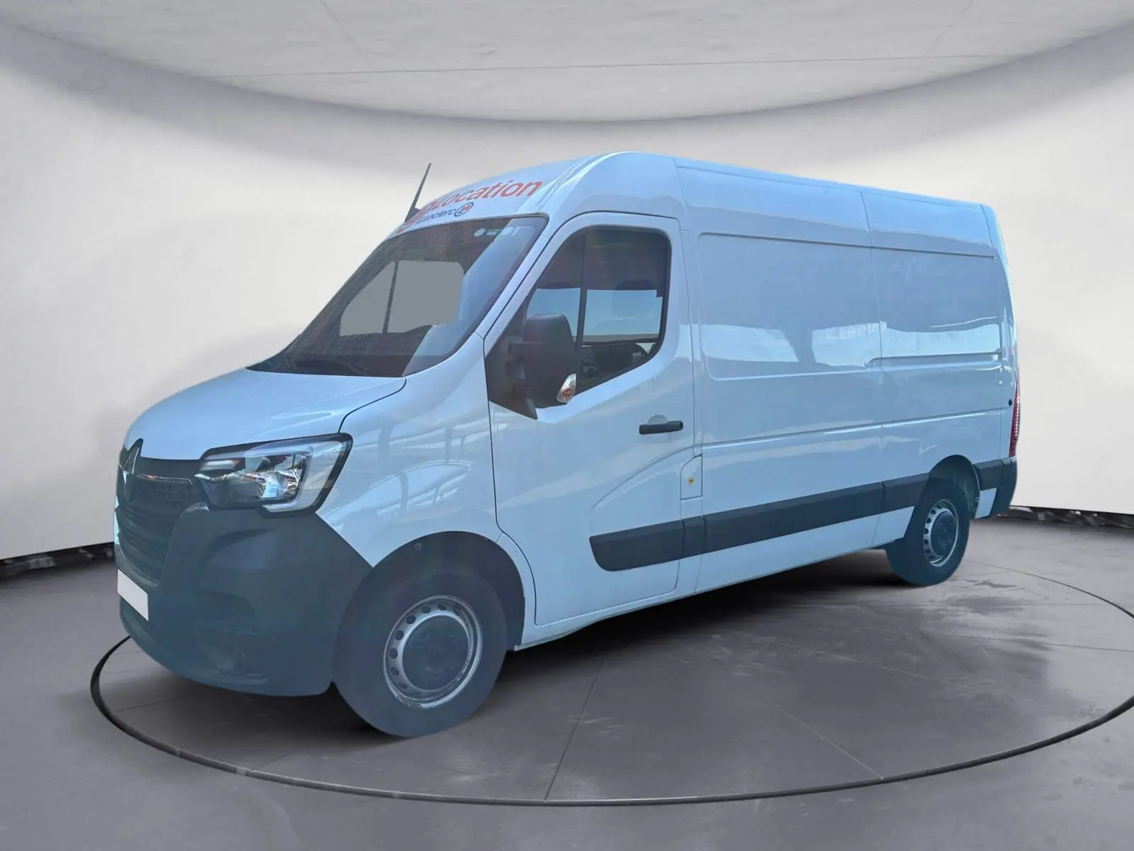 Renault Master blanc en vue 3/4 avant droit, fourgon utilitaire avec pare-chocs et protections latérales noires.