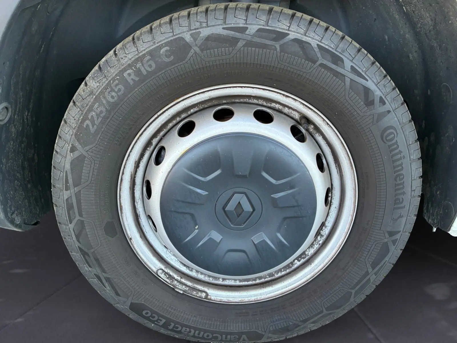 Gros plan sur la roue avant gauche du Renault Master blanc 2024, avec jante acier et logo Renault central.