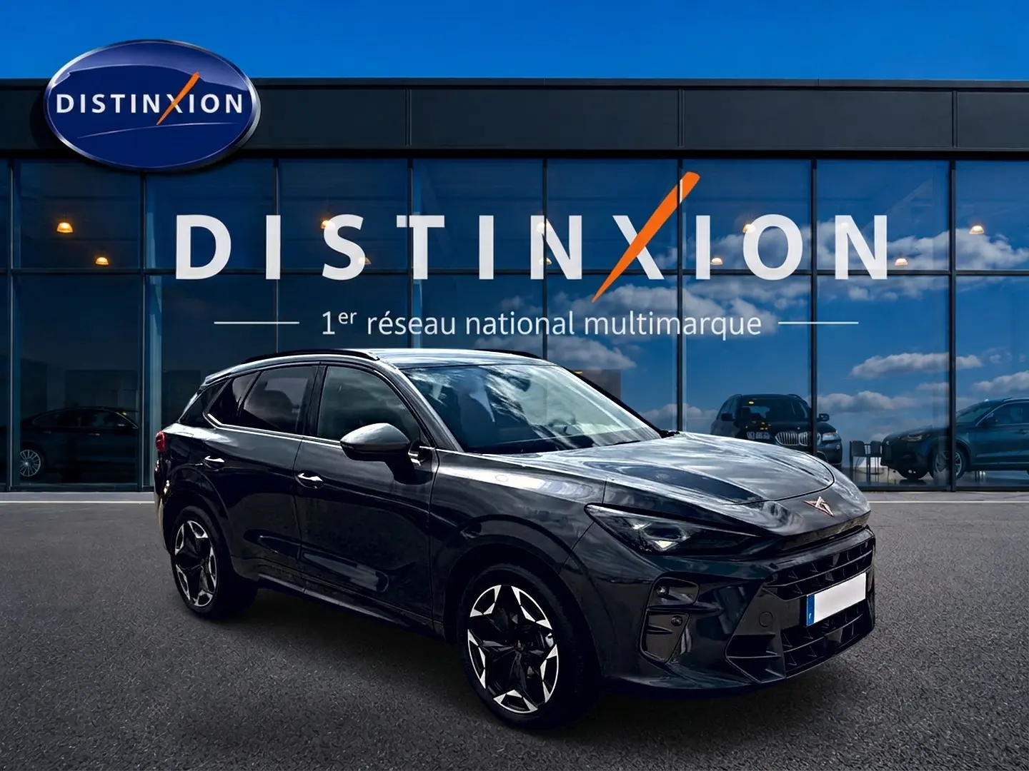 SUV CUPRA TERRAMAR gris timanfaya en 3/4 avant droit, avec jantes alu noires et vitres surteintées.