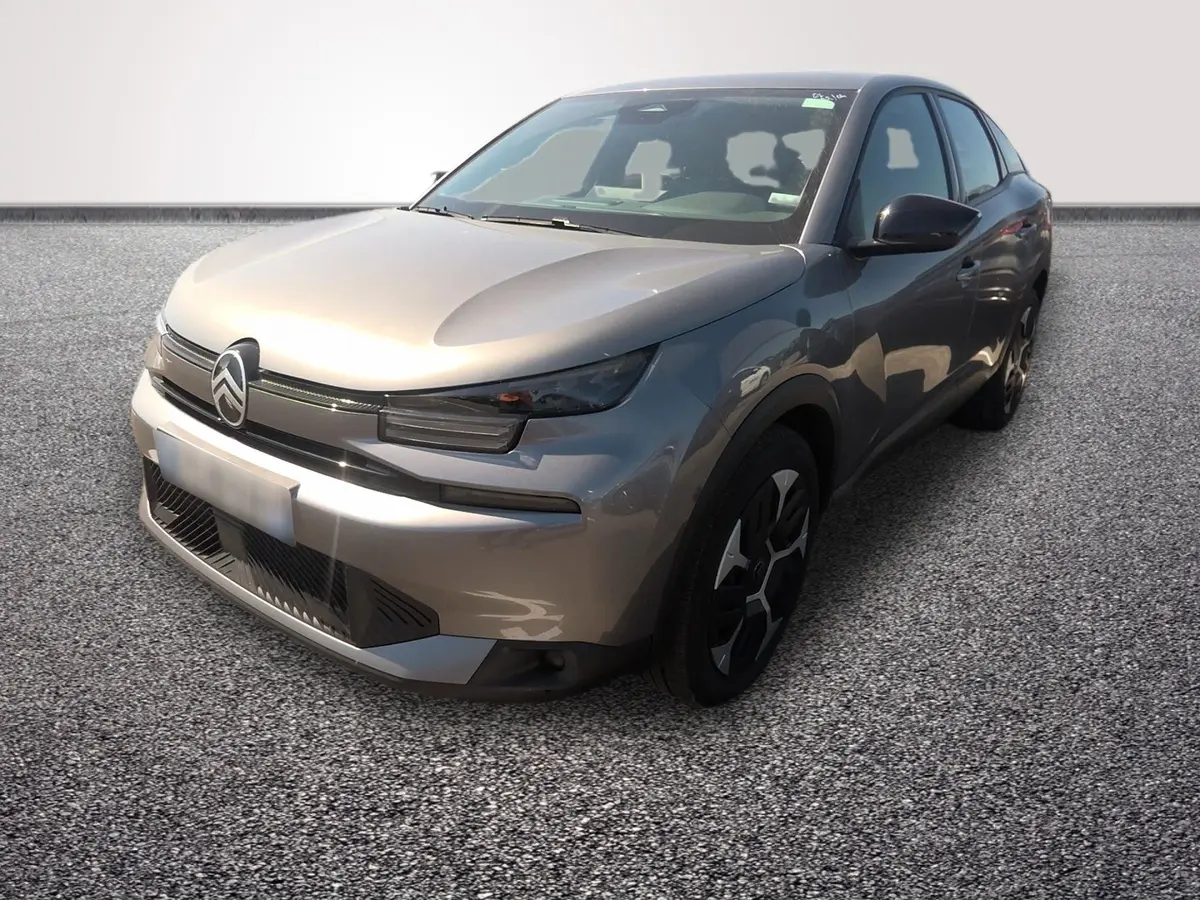 Citroën C4 hybride gris foncé vue 3/4 avant droit avec phares LED et jantes noires distinctives.