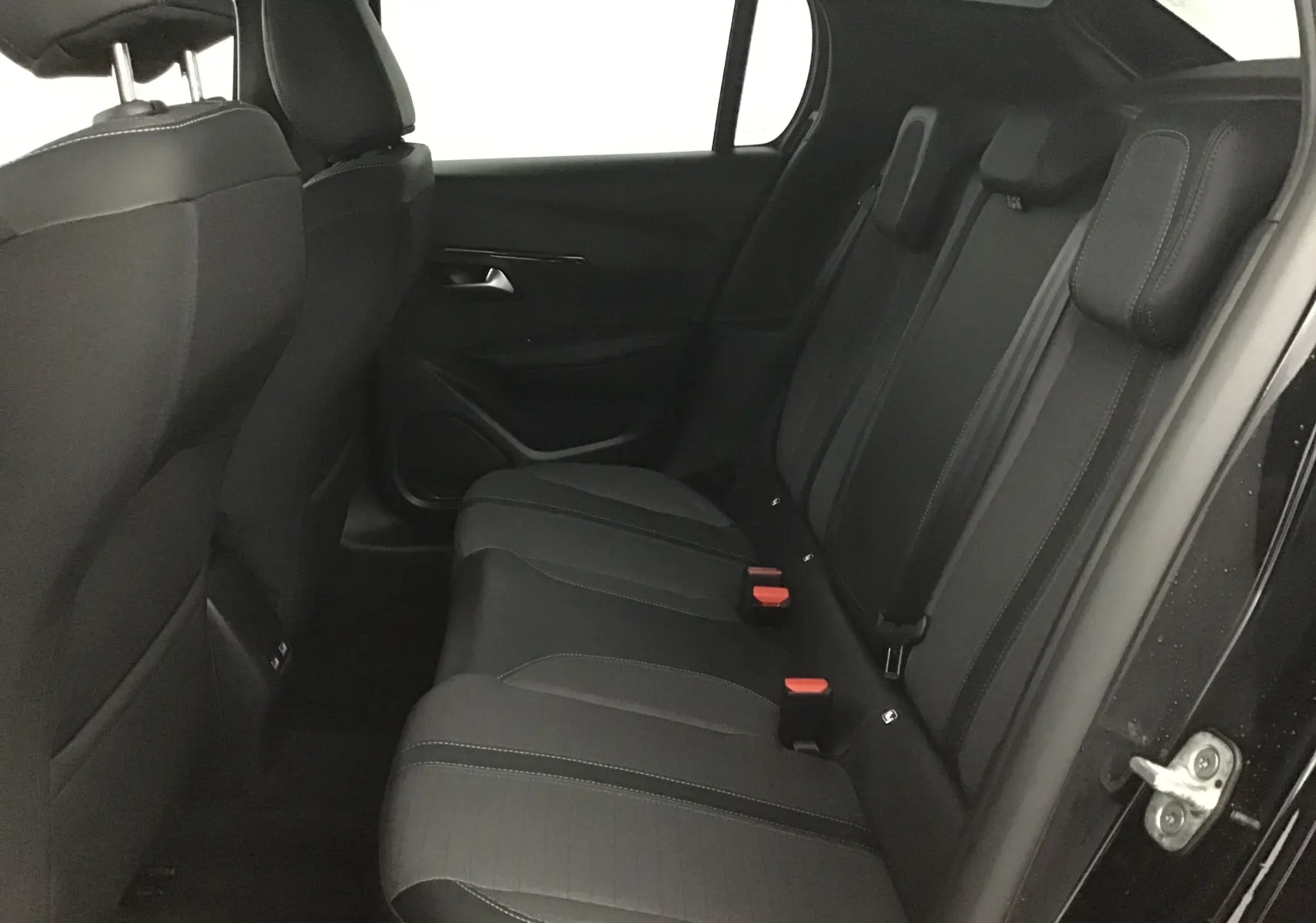 Vue intérieure côté droit des sièges arrière noirs de la Peugeot 208 1.2 PureTech 100 Allure 2022.