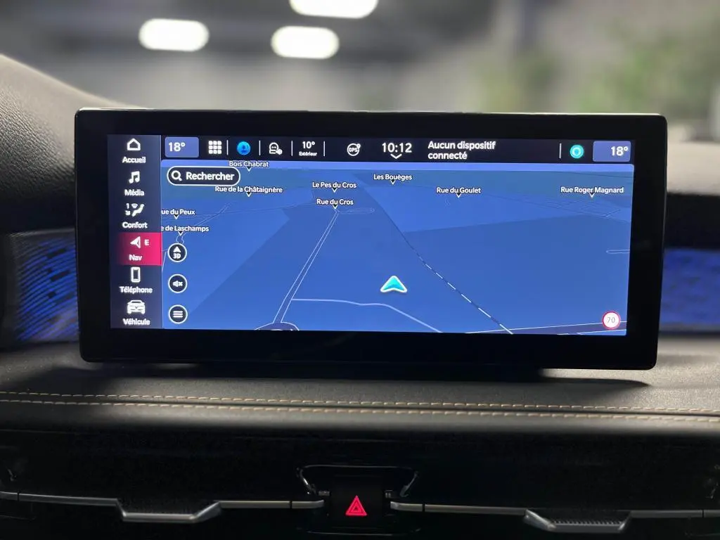 Écran tactile central du tableau de bord de l'Alfa Romeo Tonale 2024 affichant la navigation GPS.