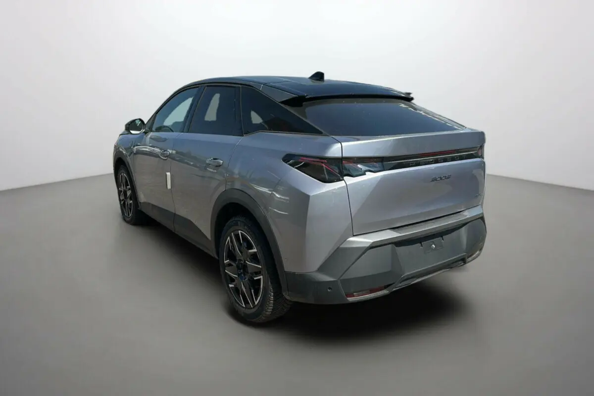 Peugeot 3008 Hybrid 145 GT Alcantara gris artense avec toit noir, vue 3/4 arrière côté gauche.