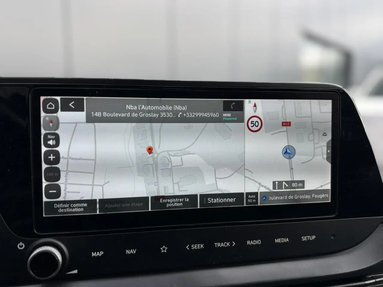 Écran tactile GPS 10,25 pouces de la Hyundai i20 2025 affichant une carte avec options de navigation.