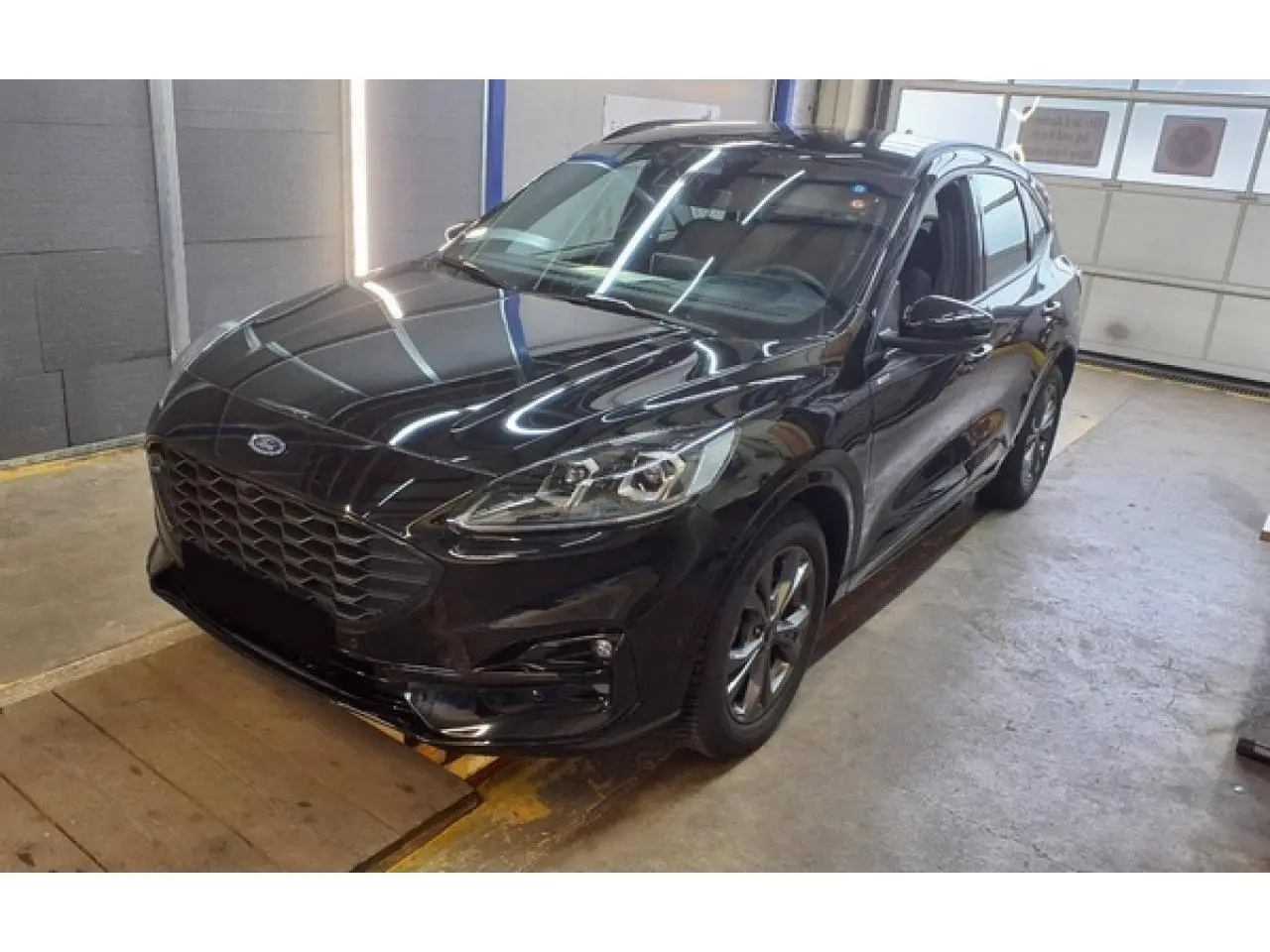 Ford Kuga 2.0 EcoBlue noir Agathe en 3/4 avant droit, avec calandre imposante et jantes alliage 18 pouces.