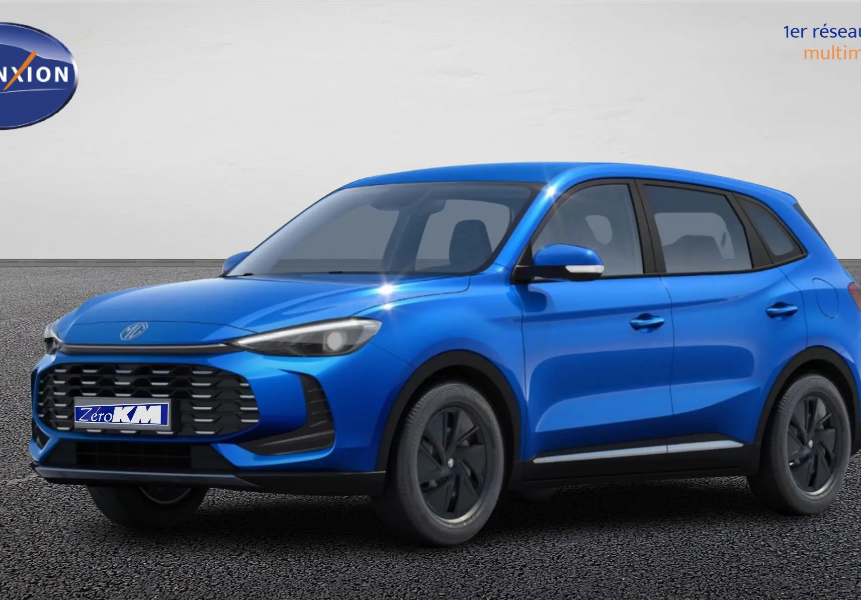 Vue 3/4 avant du SUV MG ZS 2025 en Cosmo Blue avec calandre noire et jantes 16 pouces à enjoliveurs noirs.