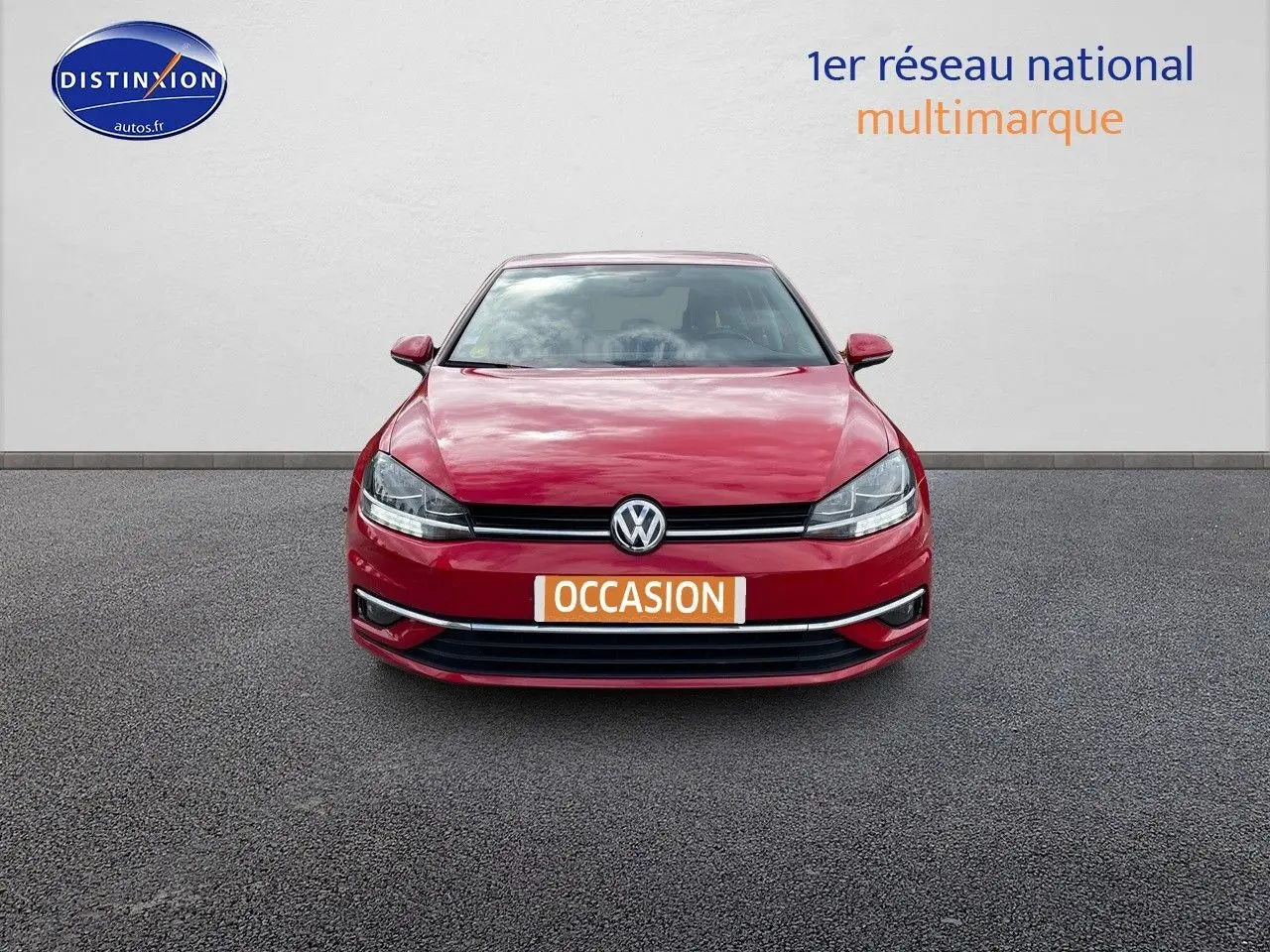Vue frontale d'une Volkswagen Golf VII rouge 2018 avec plaque "OCCASION" sur un fond neutre.
