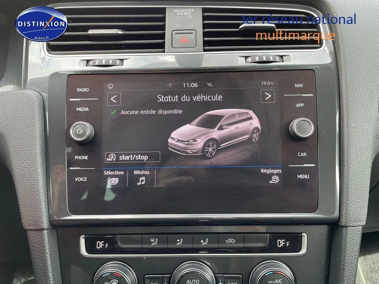 Vue rapprochée de l’écran central tactile de la Volkswagen Golf VII, affichant le statut du véhicule avec interface moderne.