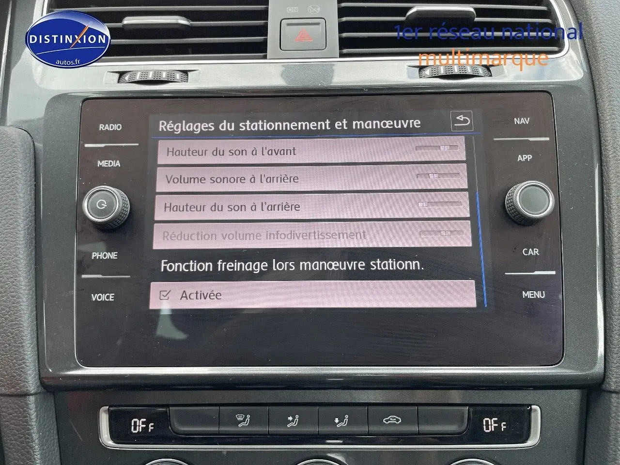Écran tactile central de la Volkswagen Golf VII affichant les réglages de stationnement et manœuvre, intérieur noir.