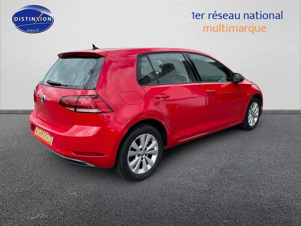 Volkswagen Golf VII rouge vue 3/4 arrière côté droit sur fond neutre avec jantes alliage.