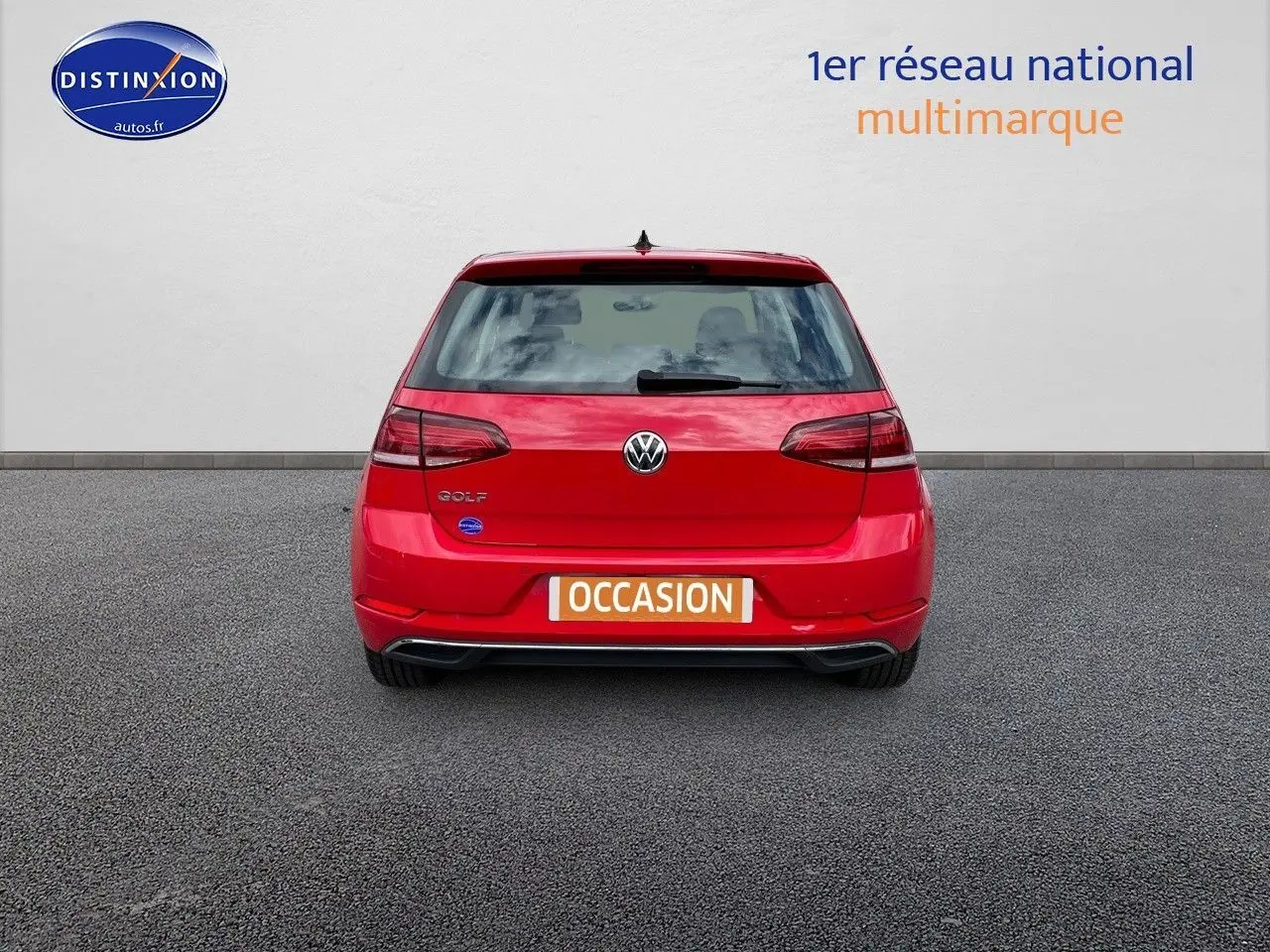 Vue arrière d'une Volkswagen Golf rouge 2018 avec logo et plaque "OCCASION" visible sur un sol gris.