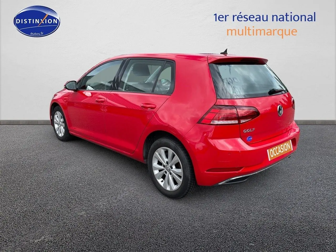 Volkswagen Golf VII rouge vue 3/4 arrière droit, avec jantes alliage et feux arrière LED visibles.