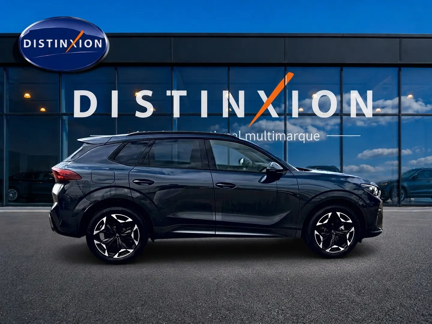 Vue latérale droite d'un CUPRA TERRAMAR gris timanfaya avec jantes alu noires et détails sportifs visibles.