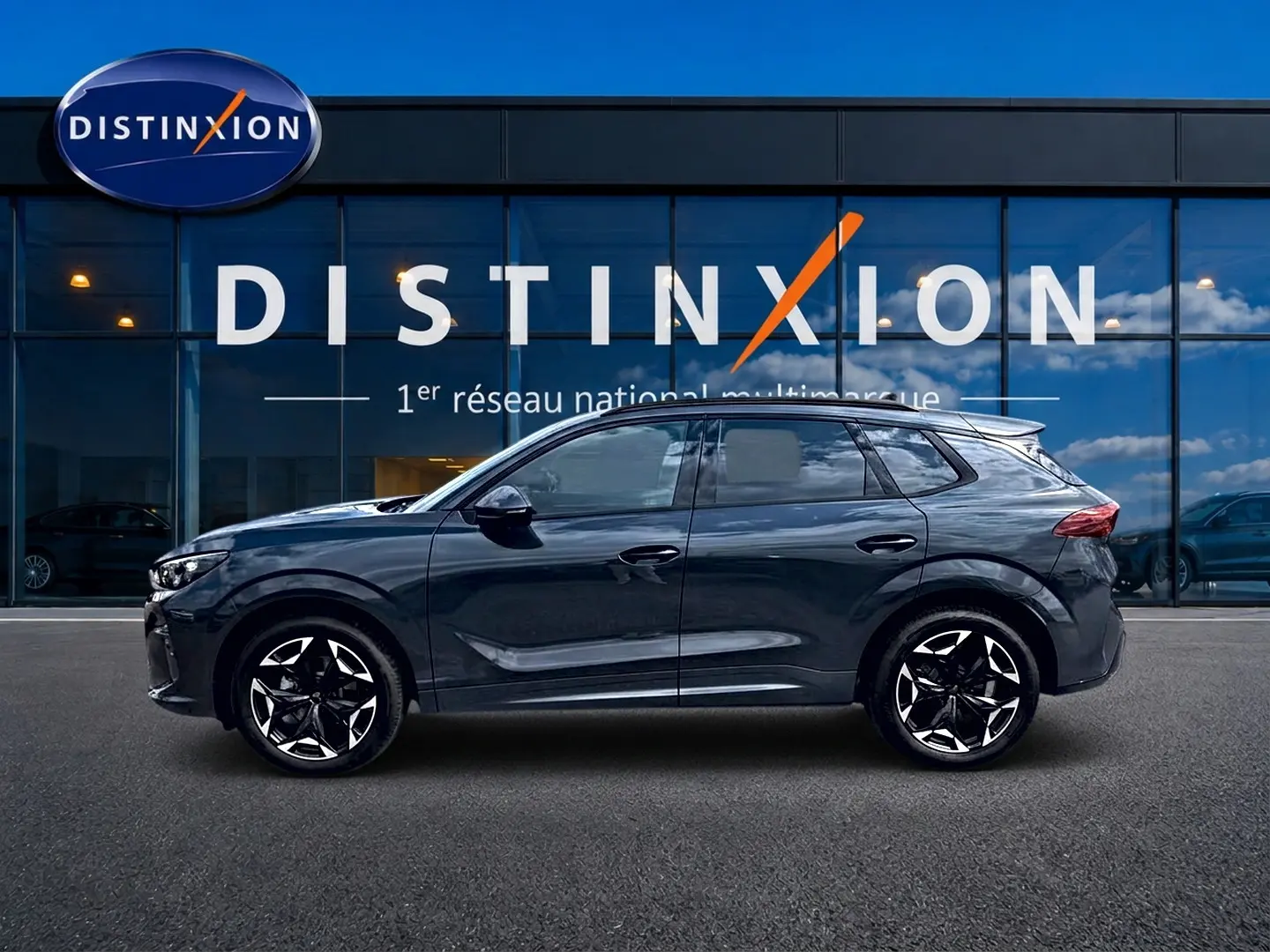 Vue de profil côté gauche d'un CUPRA TERRAMAR gris timanfaya avec jantes alu noires et design sportif.
