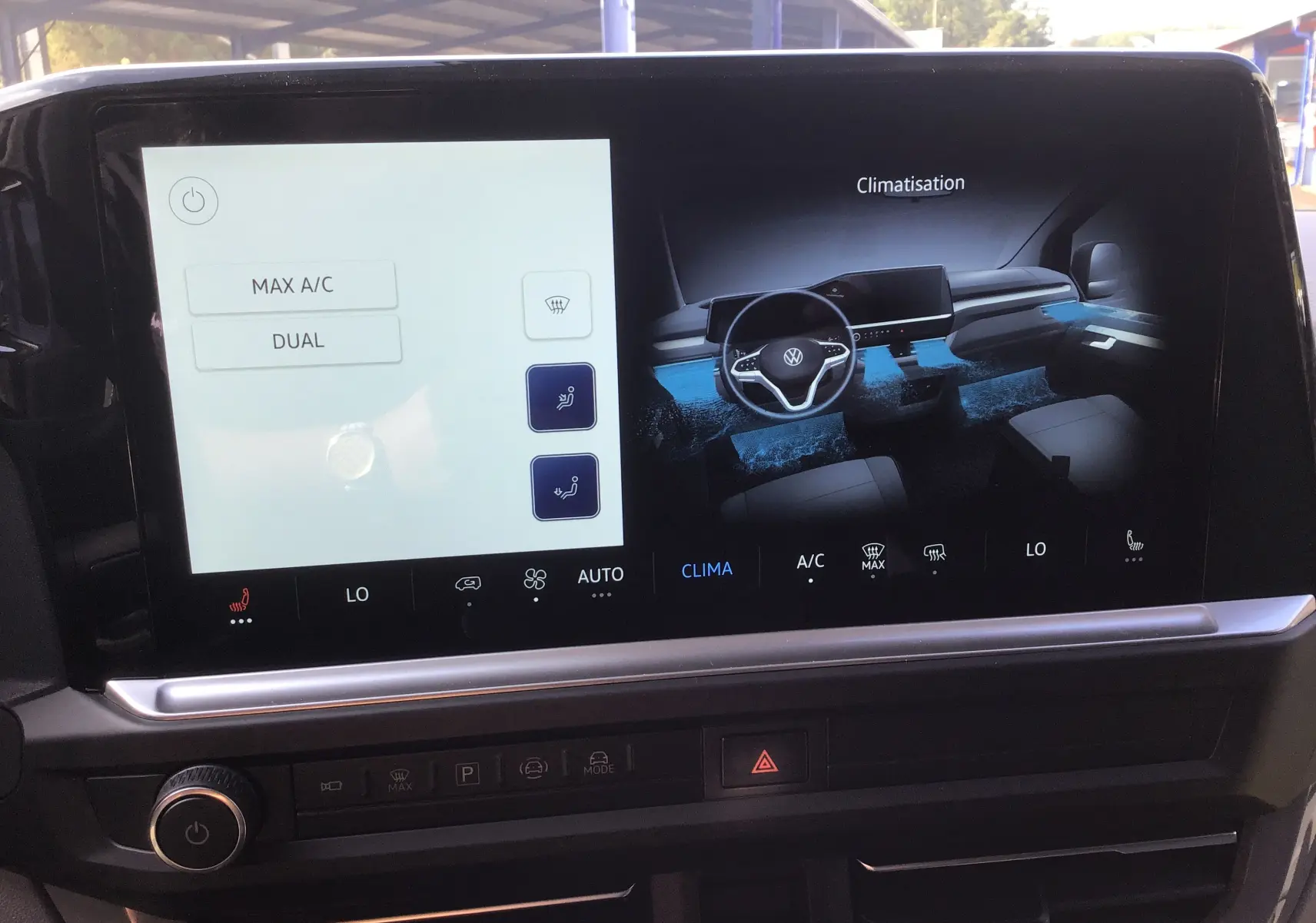 Écran tactile du tableau de bord du Volkswagen Transporter T7 affichant les commandes de climatisation et une vue intérieure stylisée.