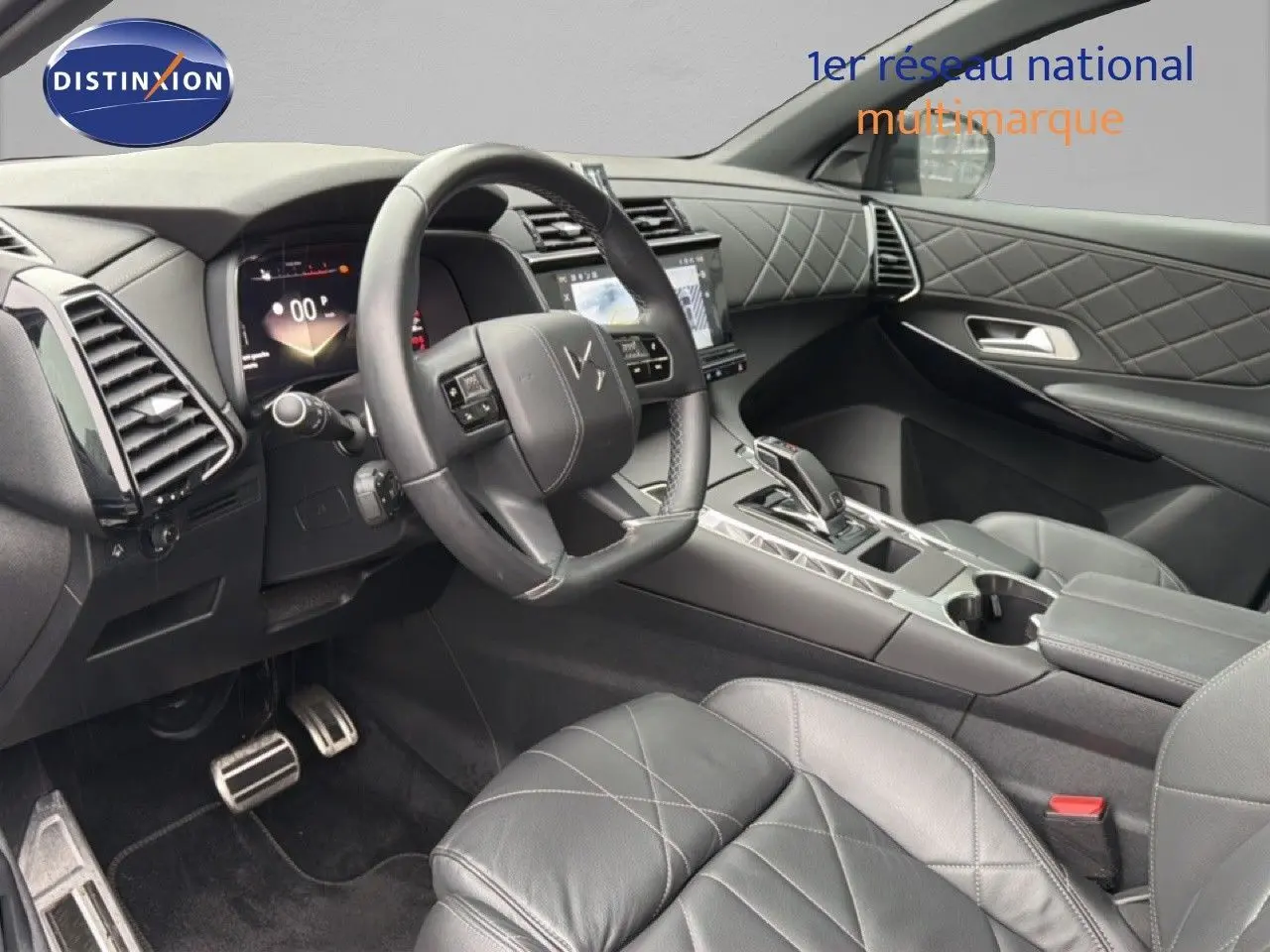 Intérieur du DS7 BlueHDi 130ch 2024 en cuir noir, vue côté conducteur mettant en valeur le tableau de bord et la console centrale.