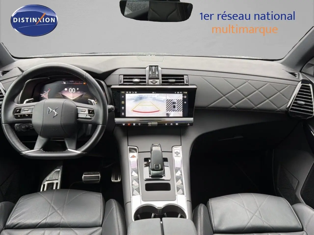 Intérieur du DS7 2024 en cuir noir, vue frontale sur tableau de bord avec écran tactile et volant multifonction.