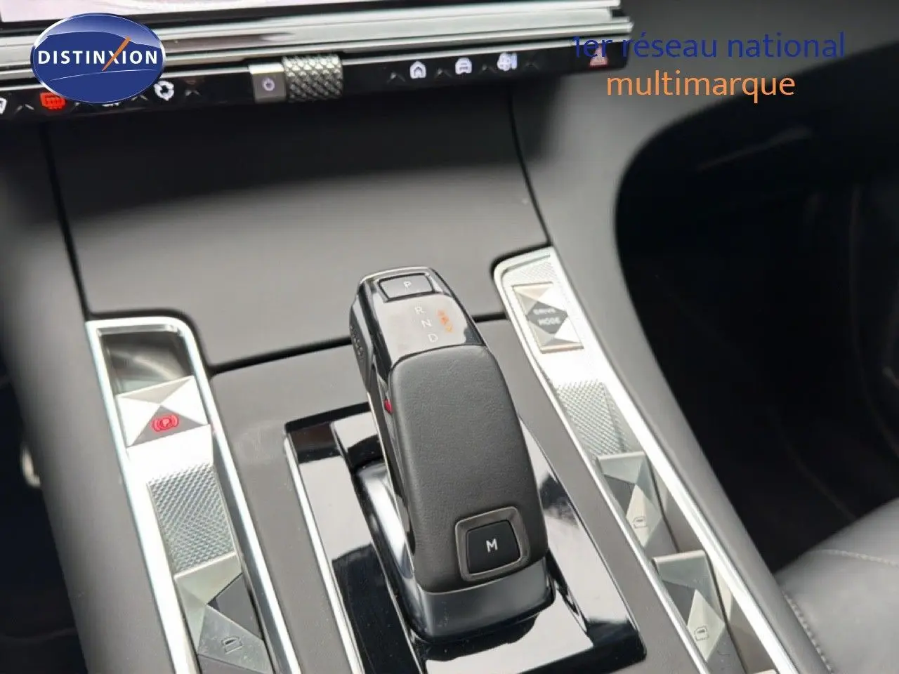 Le levier de vitesse automatique en gros plan sur la console centrale du DS7 gris titane 2024.