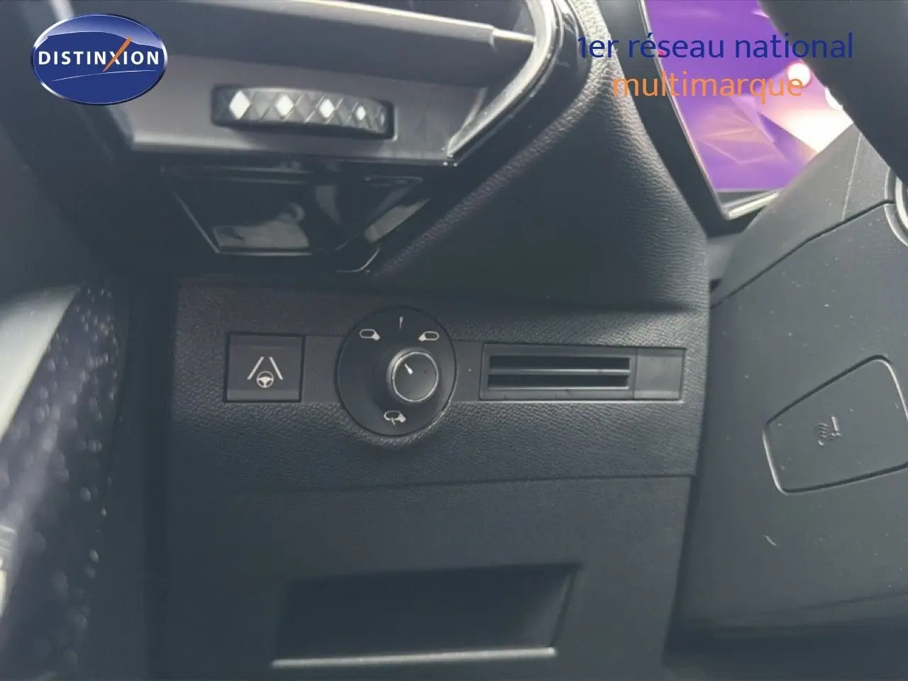 Détail du tableau de bord côté gauche du DS7 2024 gris titane, avec commandes d'éclairage et ventilation visibles.