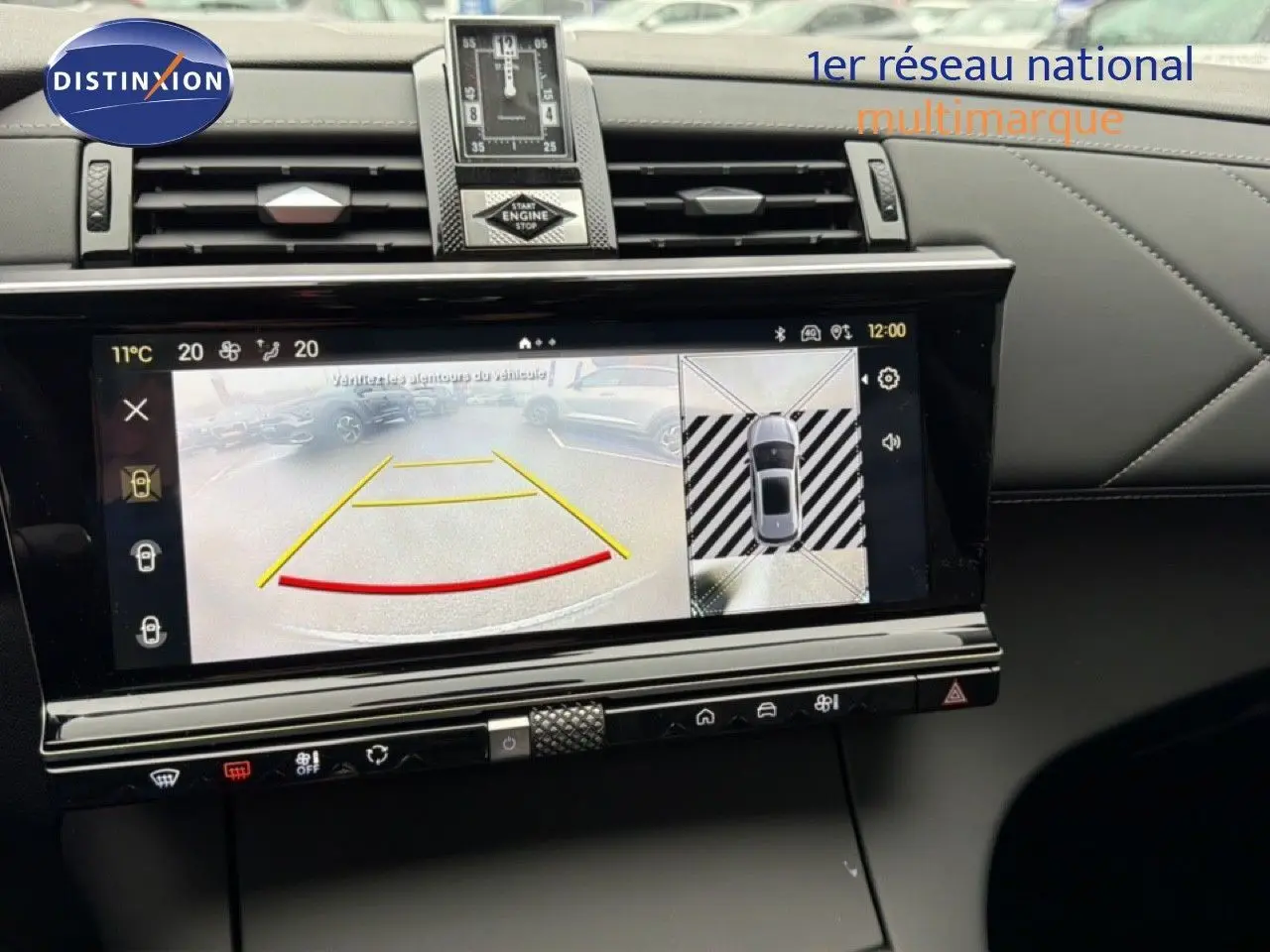 Écran central du DS7 2024 montrant la caméra de recul et l'affichage 360° dans un intérieur cuir noir.