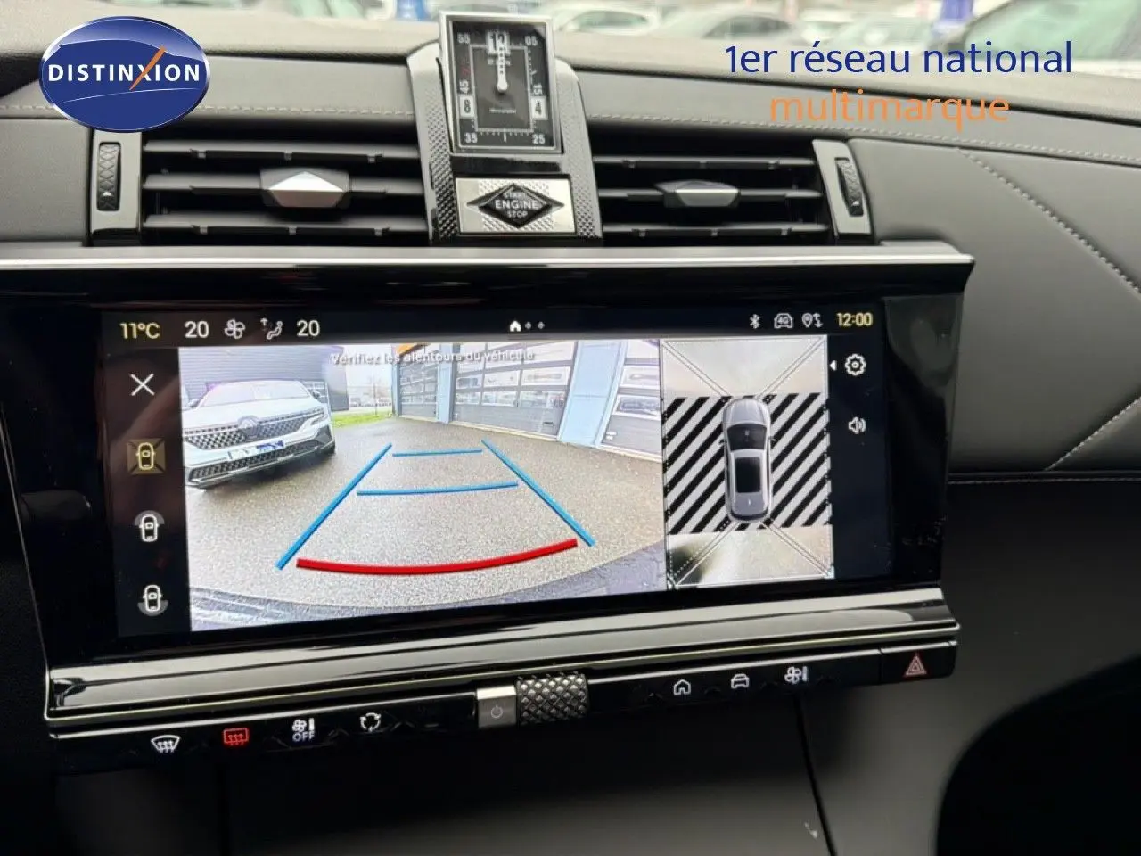 Écran multimédia du DS7 gris titane montrant la caméra de recul avec vue arrière et top-down du véhicule.